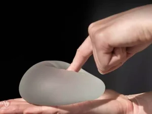 سن مناسب براي پروتز سينه چند سال است؟